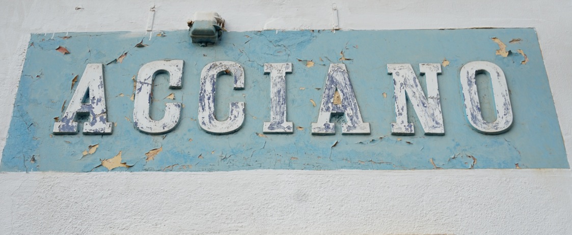 Acciano sign